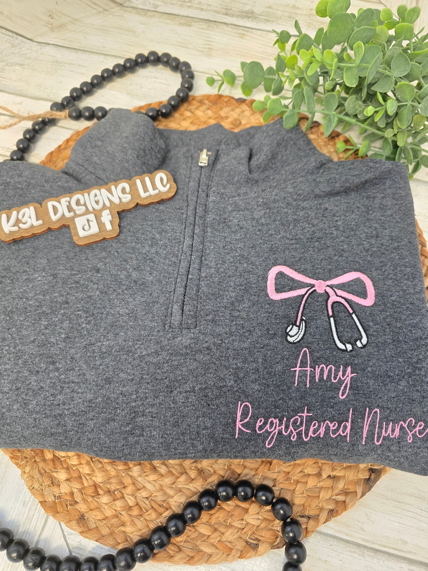 Embroidered bow nurse pullover
